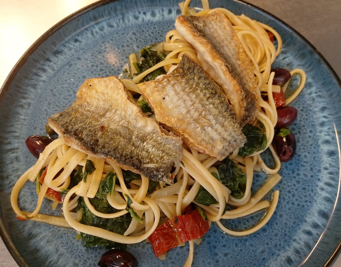 Bild MEERÄSCHENFILET AUF LINGUINE, OLIVEN & SPINAT